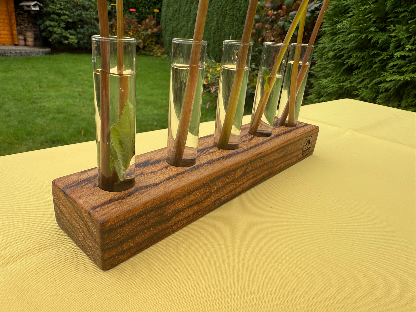 Blumenvase mit Reagenzgläsern in Zebrano