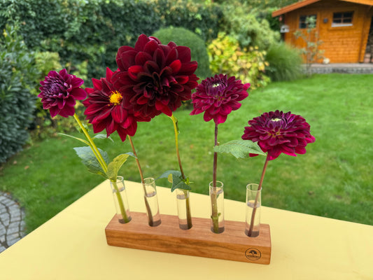 Blumenvase mit Reagenzgläsern in Rosenholz