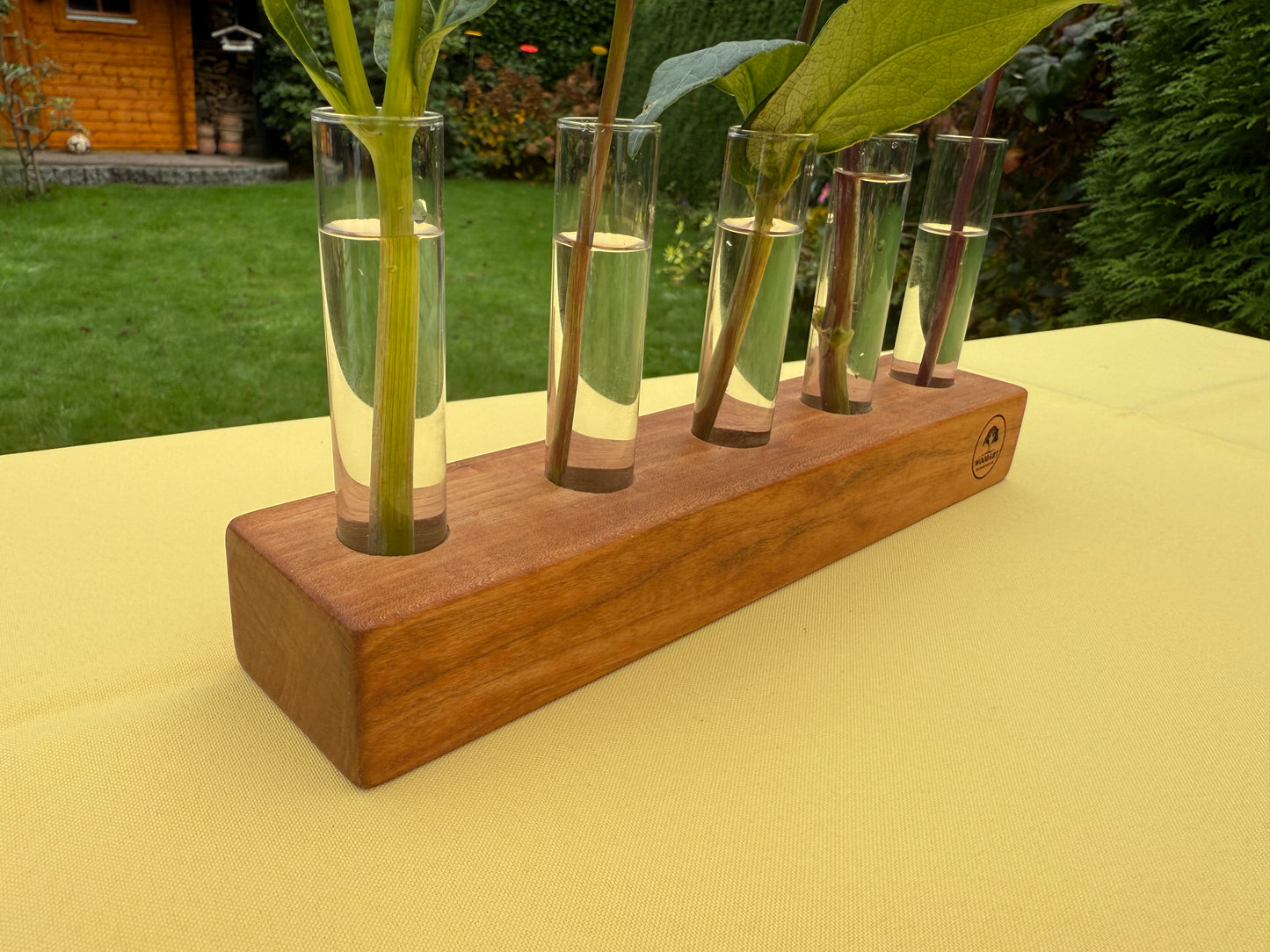 Blumenvase mit Reagenzgläsern in Rosenholz