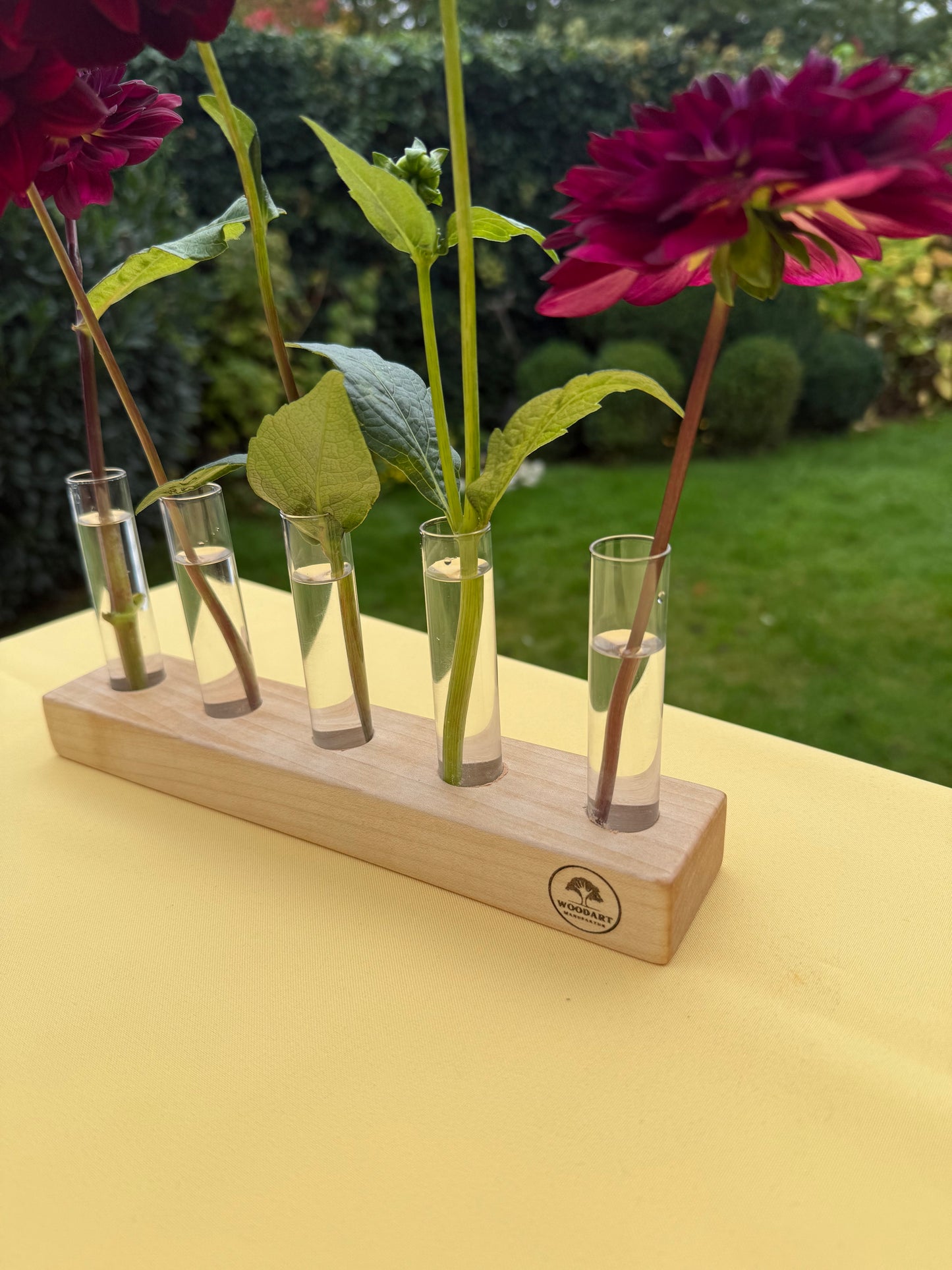Blumenvase mit Reagenzgläsern in Buche