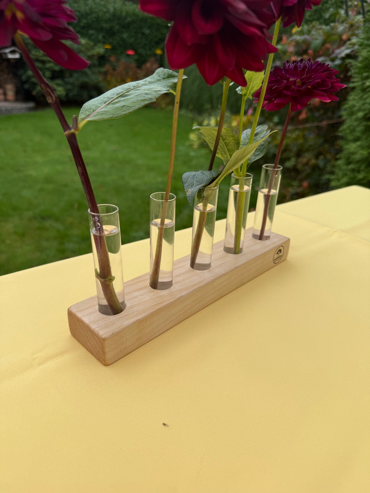 Blumenvase mit Reagenzgläsern in Buche