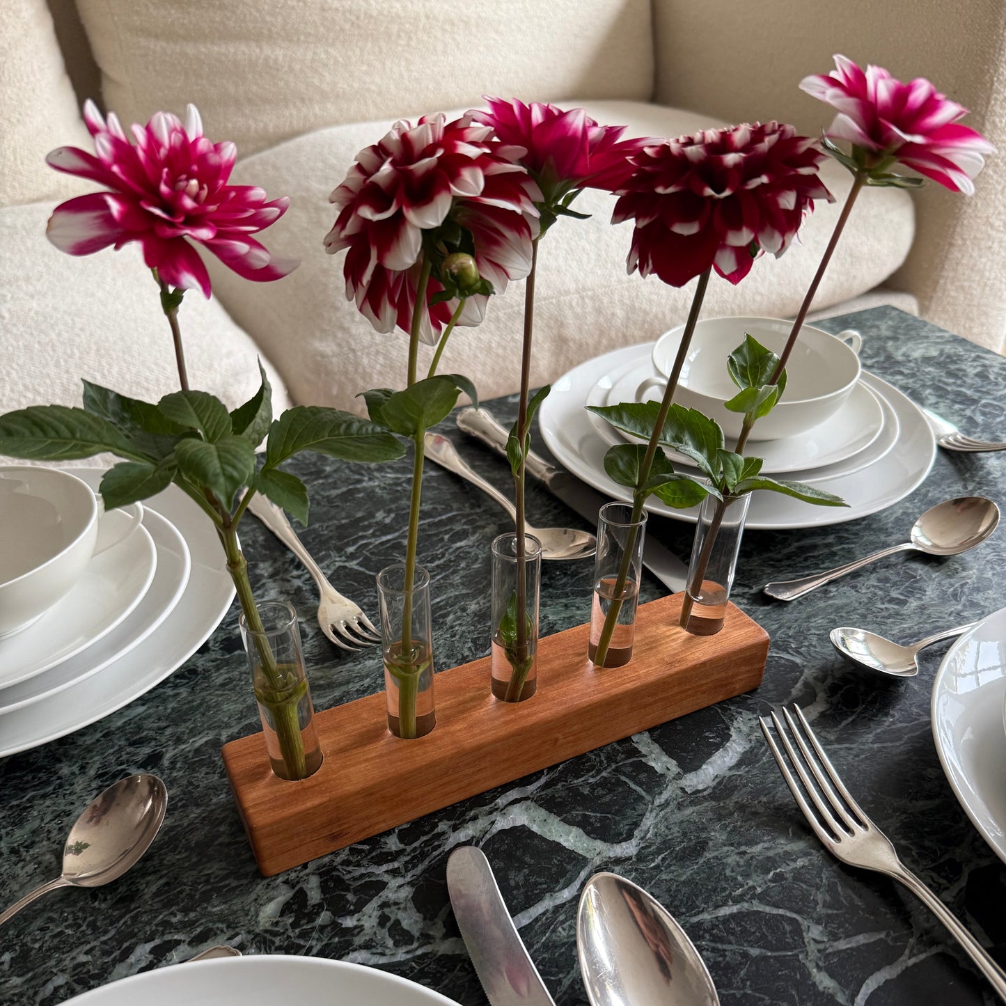 Blumenvase mit Reagenzgläsern in Rosenholz - luxuriös und ausdrucksstark