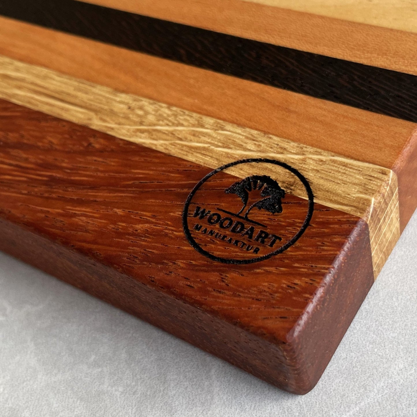 Schneidebrett in Streifen mit 6 Edelhölzern "StripesLines" – edel & leichtes Handling - 40x30x2 cm