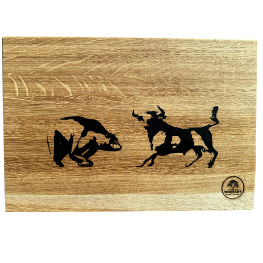 Holzbrett mit gelasertem Motiv und schwarzem Epoxidharz-Inlay