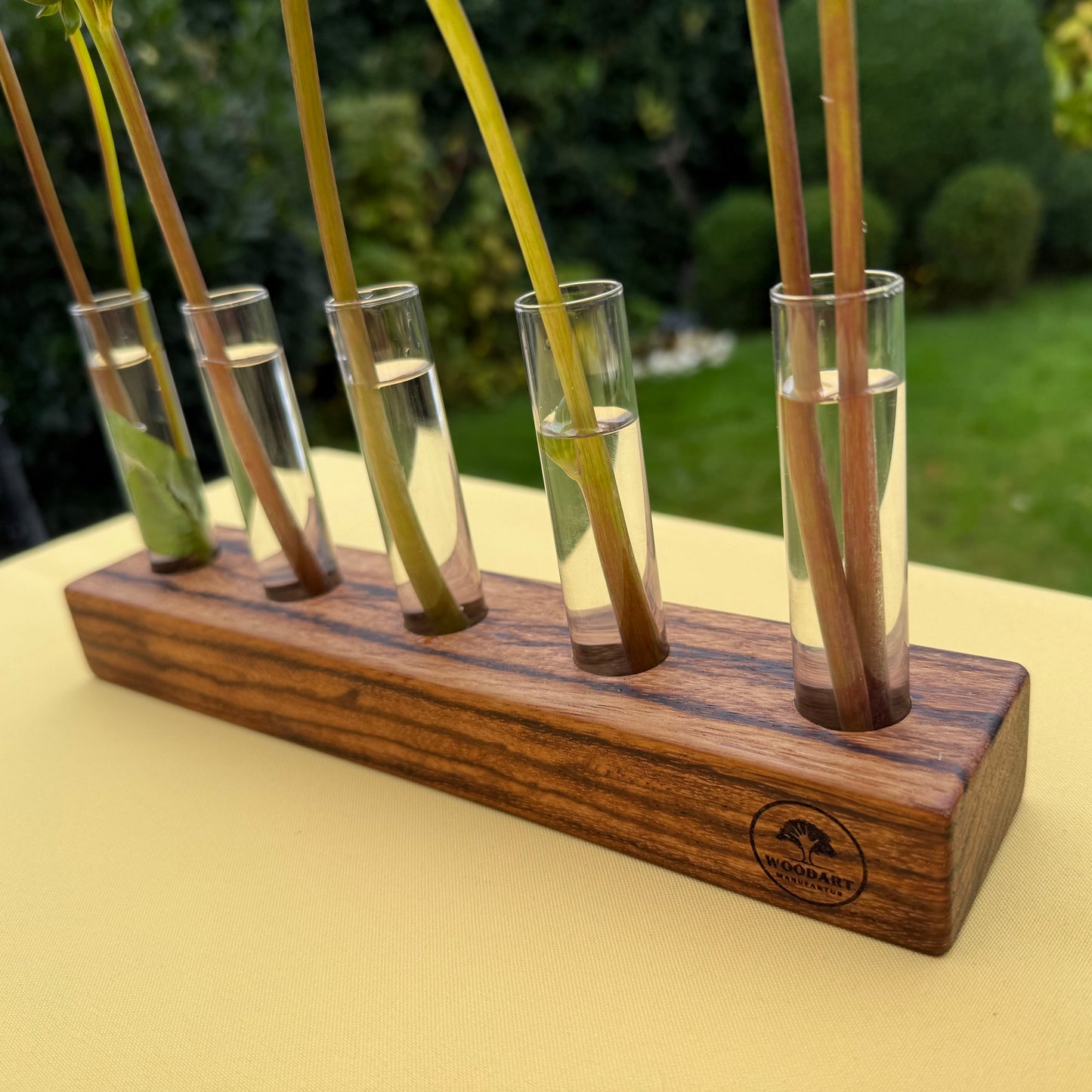 Blumenvase mit Reagenzgläsern aus Zebrano – exotisch fein gestreift