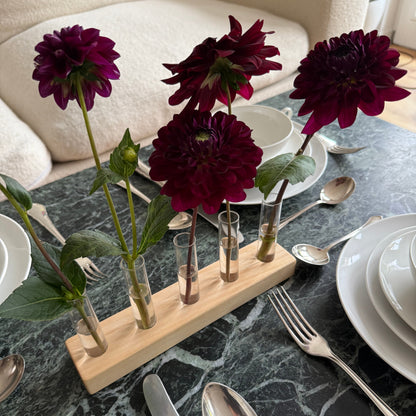 Blumenvase mit Reagenzgläsern in Buche - schlicht und beständig