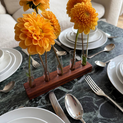 Blumenvase mit Reagenzgläsern aus Merbau - edel und kraftvoll