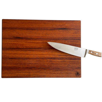 Handgefertigtes Schneidebrett aus Merbau mit rötlich-brauner Maserung – gefertigt von WoodArt Manufaktur