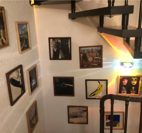 Vinyl-Schallplatten in Holzrahmen an der Wand – Beispielanwendung der handgefertigten LP-Rahmen aus der WoodArt Manufaktur