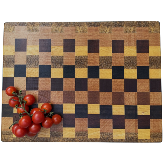 Handgefertigtes Schneidebrett aus Merbau, Wenge, Eiche, Ahorn, Rosenholz und Buche  – gefertigt von WoodArt Manufaktur