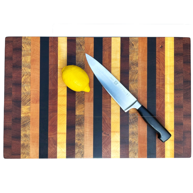 Stirnholz Schneidebrett in Streifen aus Merbau, Wenge, Eiche, Ahorn, Rosenholz und Buche   – handgefertigt von WoodArt Manufaktur