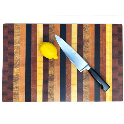 Stirnholz Schneidebrett in Streifen aus Merbau, Wenge, Eiche, Ahorn, Rosenholz und Buche   – handgefertigt von WoodArt Manufaktur