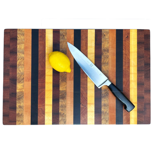 Stirnholz Schneidebrett in Streifen aus Merbau, Wenge, Eiche, Ahorn, Rosenholz und Buche   – handgefertigt von WoodArt Manufaktur